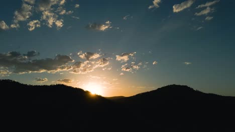 Luftparallaxenaufnahme-Des-Sonnenuntergangs-Hinter-Den-Silhouetten-Der-Berge-In-Den-Black-Hills,-South-Dakota