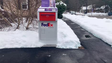 Die-Abgabebox-Von-Fedex-Express-In-Den-Vereinigten-Staaten-Ist-Im-Winter-Mit-Schnee-Bedeckt