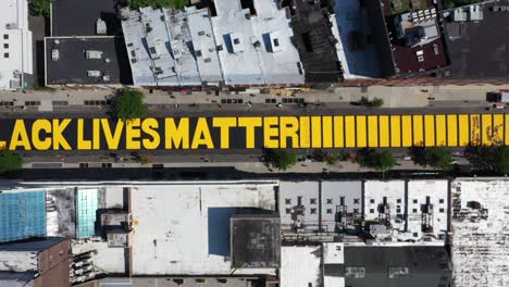 Eine-Luftaufnahme-Eines-Wandgemäldes-Von-Black-Lives-Matter