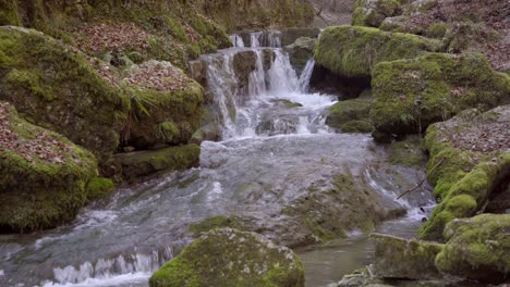 Schlucht-In-Solothurn-Mit-Wunderschönen-Wasserfällen