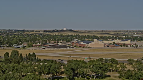 Cheyenne-Wyoming-Antena-V8-Toma-Panorámica-Izquierda-Desde-La-Pista-De-Aterrizaje-De-La-Guardia-Nacional-Aérea-Hacia-El-Campo-De-Golf-Del-Aeropuerto-Durante-El-Día---Toma-Con-Una-Cámara-Inspire-2,-X7---Agosto-De-2020