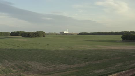 Langsame-Drohnenaufnahme-In-Geringer-Höhe-Einer-Industriefabrik-In-Der-Ferne