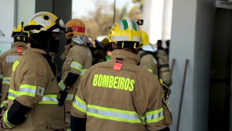 Feuerwehrleute-Warten-Vor-Dem-Eingang-Des-Santa-Luzia-Covid-19-Krankenhauses,-Während-Andere-Auf-Einen-Brand-In-Der-Einrichtung-Reagieren