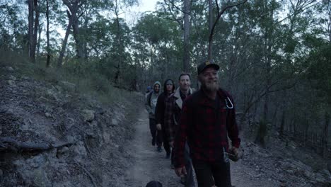 Gruppe-Von-Männern,-Die-Ein-Langes-Und-Dickes-Seil-Tragen,-Während-Sie-Auf-Dem-Wanderweg-Gehen---Mount-Byron-Walking-Track---Queensland,-Australien