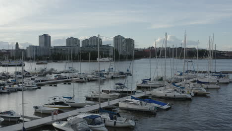 Hafen-Mit-Vielen-Angedockten-Yachten-Und-Booten-In-Helsinki,-Finnland