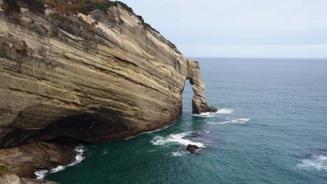 Ein-Natürlicher-Bogen-An-Kalksteinklippen-An-Der-Blauen-Küste-Des-Pazifischen-Ozeans