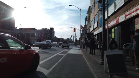 Radfahren-Durch-Die-Kreuzung-Von-Danforth-Und-Pape-Avenue-In-Toronto