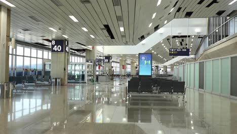 Terminal-De-Nueva-Construcción-Vacía-Y-Pasillo-De-La-Puerta-De-Salida-En-El-Aeropuerto-Internacional-De-Río-De-Janeiro-Durante-El-Brote-Pandémico-Del-Coronavirus-Covid-19