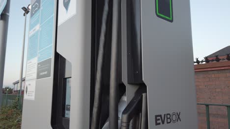 Auto-Elektrofahrzeug-Grüne-Energie-Ladesteckdose-Zurückziehen