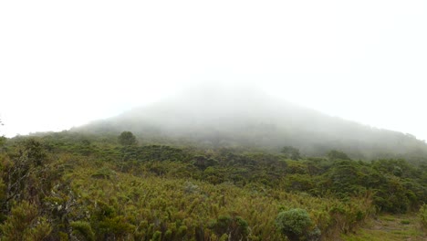Nebliger,-Bedeckter-Blick-Auf-Den-Mount-Arenal-In-Costa-Rica
