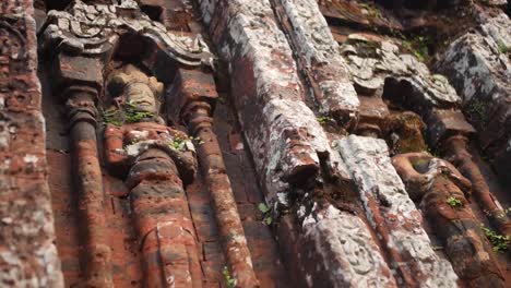 My-Sohn-Tempel,-Vietnam-–-Verfallene-Steinmauerschnitzereien-Mit-Statuen-Von-Lord-Shiva-–-Aufnahme-Aus-Der-Tiefwinkelansicht
