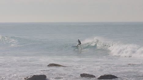 Einem-Surfer-Gelingt-Es,-Eine-Welle-Zu-Erwischen,-Während-Zwei-Weitere-In-Malibu,-Kalifornien,-Auf-Ihre-Warten