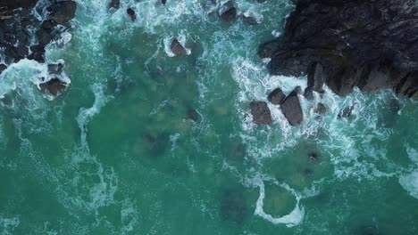 Beautiful-clear-waves-of-Bedruthan-Steps,-England--top-view