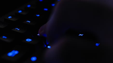 Farbenfrohe-Gaming-Tastatur-Mit-Hintergrundbeleuchtung,-Gamer-Tippt-Nahaufnahme-Mit-Beleuchteter,-Lebendiger-Farbverschiebung