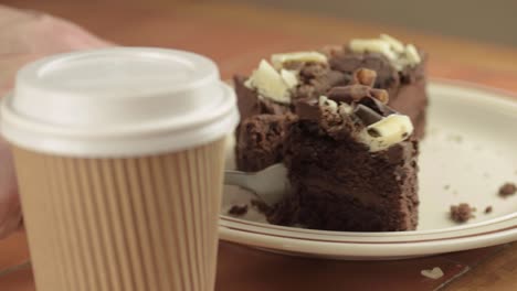 Essen-Sie-Schokoladenkuchen-Mit-Einer-Gabel-Und-Nehmen-Sie-Den-Kaffee-Mit-Mittlerer-Aufnahme-Heraus