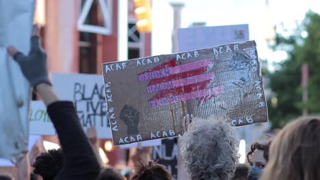 Das-ACAB-Plakat-Fordert-Geschlechter-,-Rassen--Und-Wirtschaftsgerechtigkeit-In-Amerika