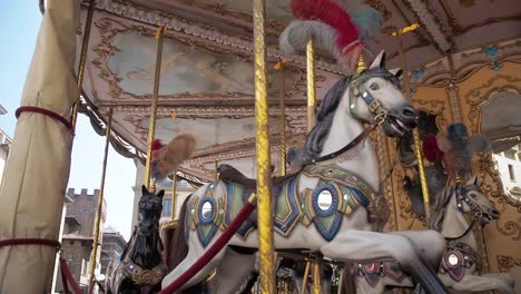 4k-Cámara-Lenta-De-Feria-De-Carnaval-De-Carrusel-Vintage-Merry-Go-Round-Circus-Horse-Ride-En-Piazza-Della-Repubblica-En-Florencia