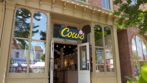 Exterior-establishing-shot-of-Cow's-ice-cream-shop-in-Niagara-on-the-Lake,-Ontario