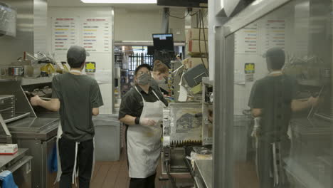 Das-Küchenpersonal-Des-McDonald&#39;s-Restaurants-Bei-Der-Arbeit-Trägt-Masken-Während-Der-Zeitlupe-Der-Covid-19-Pandemie