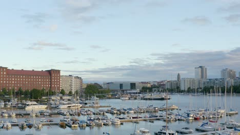 Langsame-Luftschwenkung-Kleiner-Und-Großer-Boote-In-Einem-Dock-Entlang-Der-Küste-Von-Helsinki,-Finnland