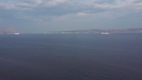 Vista-Aérea-De-Drones-Del-Ferry-De-Las-Líneas-Minoicas-Entrando-En-La-Bahía-De-Souda-Chania-Creta-Cerca-Del-Faro