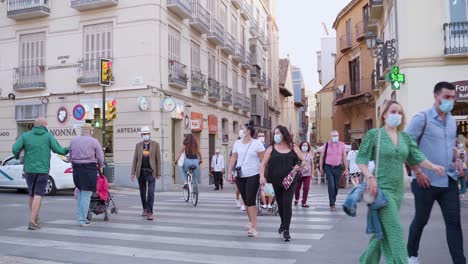 Das-Neue-Normale-Konzept-–-Menschen-Mit-Gesichtsmaske-In-Malaga,-Spanien,-In-Der-Öffentlichkeit