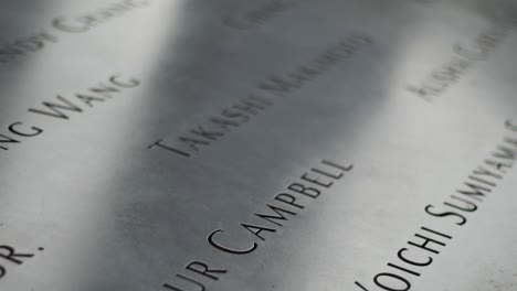 Makro-Nahaufnahme-Der-Namen-Der-Opfer-Von-Terroranschlägen-Vom-11.-September-In-New-York-City-Memorial