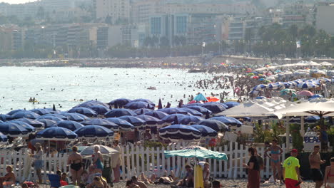 Überfüllter-Strand-An-Einem-Sonnigen-Tag-In-Nizza,-Frankreich-Während-Des-Covid-Ausbruchs