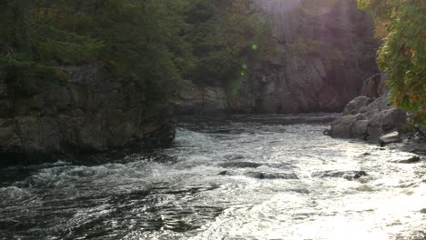 Wunderschöner-Fluss,-Der-Durch-Riesige-Felswände-Fließt-Und-Imposante-Natürliche-Mauern-Bildet
