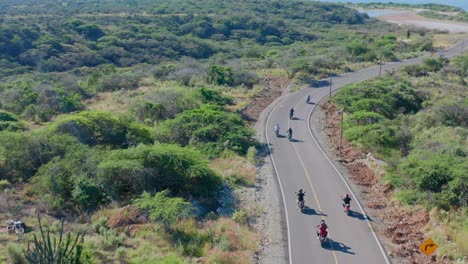 Grupo-De-Ciclistas-En-La-Carretera-Costera-De-Puntarena-En-República-Dominicana