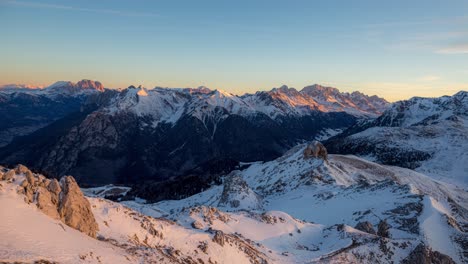Epischer-Winter-Zeitraffer-über-Den-Schneebedeckten-Berggipfeln-Der-Dolomiten