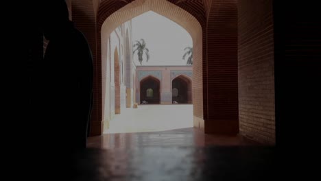 Silhouette-Eines-Mannes,-Der-Am-Korridor-Der-Shah-Jahan-Moschee-Vorbeigeht