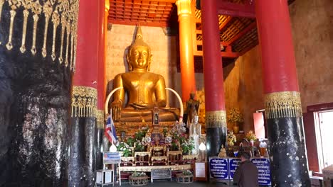 Estatua-De-Buda-De-Estilo-Lanna-Tailandés-Ubicada-En-El-Fondo-Del-Templo-De-Estilo-Norteño