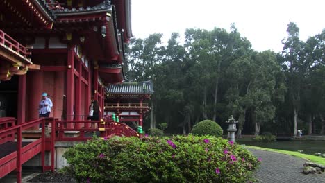 Besuch-Des-Byodo-in-Tempels,-Valley-Of-The-Temples-Memorial-Park-Kahaluu,-Oahu,-Hawaii