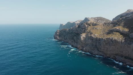 Malerische-Landschaft-Aus-Felsigen-Kalksteinklippen-An-Der-Cala-Figuera,-Umgeben-Vom-Ruhigen-Blauen-Meer-Im-Sommer-In-Santanyi,-Mallorca-Auf-Den-Balearen-In-Spanien