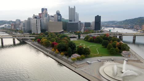 Autumn-fall-foliage-at-Point-State-Park-and-fountain-in-Pittsburgh-Pennsylvania-USA