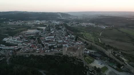 Vista-Aérea-De-La-Ciudad-Medieval-De-Obidos-En-Portugal-Durante-El-Día---Toma-Aérea-De-Drones