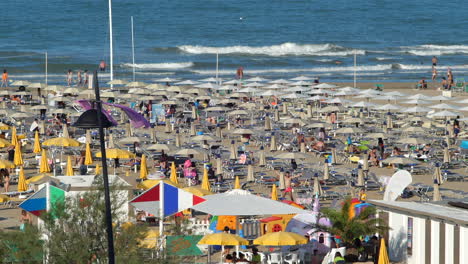 Menschen-In-Zeitlupe,-Die-Einen-Sonnigen-Tag-An-Einem-überfüllten-Strand-Genießen