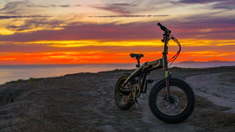 Zeitraffer:-Atemberaubender-Sonnenuntergang-Und-Fahrrad-Im-Vordergrund