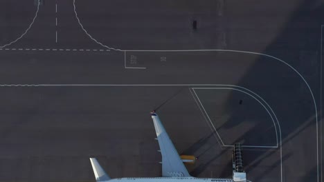 Direkt-über-Zwei-Boeing-757-Flugzeugen-Fliegen-Bei-Sonnenuntergang-Am-Flughafen-Island