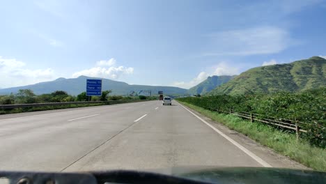 Überholen-Eines-Traditionellen-Indischen-Lastwagens-Auf-Dem-Mumbai-Pune-Highway-Expressway