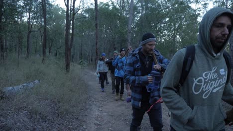 Männer-Gehen-Mit-Einem-Langen-Und-Dicken-Seil-Auf-Einen-Campingplatz---Mount-Byron-Walking-Track---Queensland,-Australien