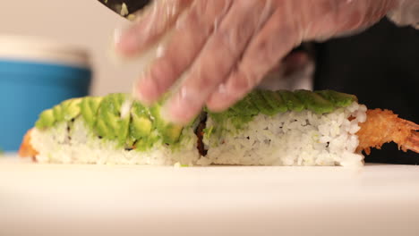 Chef-Cortando-Los-Rollos-De-Sushi-Con-Gambas-Tempura-Fritas-Y-Aguacate-Verde