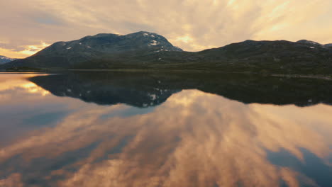 Wasserreflexionen-Des-Erfreulichen-Sonnenuntergangshimmels-Und-Der-Norwegischen-Alpen-In-Vavatnet,-Hydalen,-Hemsedal-–-Weitwinkelaufnahme