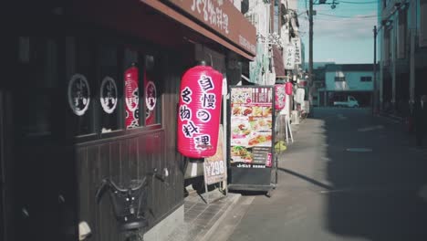 Japanische-Papierlaterne-Hängt-Und-Schwankt-Am-Eingang-Eines-Japanischen-Restaurants-In-Kyoto,-Japan