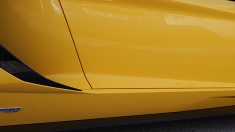 Nahaufnahme-Eines-Gelben-Lamborghini-Sportwagens-In-Zeitlupe,-Der-Sich-Auf-Der-Straße-Bewegt,-Niedriger-Winkel