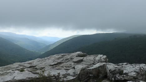 Niedrige-Wolken-Ziehen-über-Das-Red-Creek-Valley,-Gesehen-Von-Den-Rohrbaugh-Klippen-In-Der-Dolly-Sods-Wilderness,-Einem-Teil-Des-Monongahela-National-Forest-In-West-Virginia