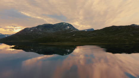 Beautiful-Reflections-Of-Mountain-And-Sky-In-Vavatnet-Lake-During-Sunset-At-Hydalen-Valley,-Hemsedal,-Norway