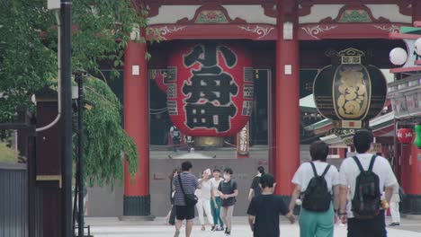 La-Asombrosa-Puerta-Hozomon-En-Asakusa-Con-Gente-Deambulando-Y-Tomando-Fotos-Durante-La-Pandemia-De-Coronavirus-En-Tokio,-Japón---Plano-Completo
