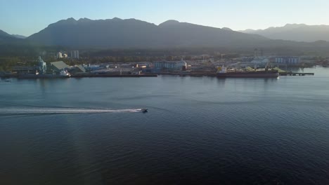 Schnellboot-Segelt-In-Den-Ruhigen-Gewässern-Des-Burrard-Inlet-In-Vancouver,-Kanada